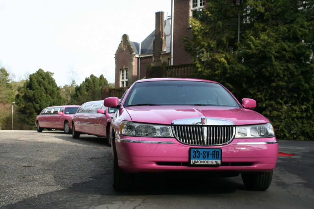 Roze limousine huren Lincoln limousine roze huren