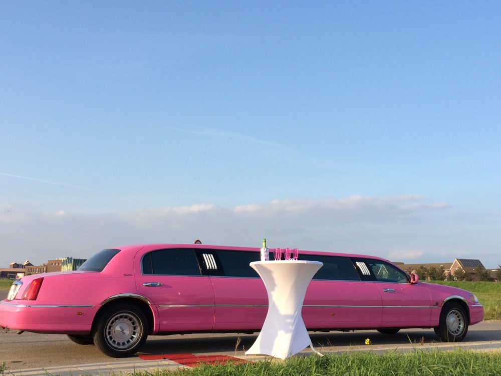 Roze limousine huren Roze Lincoln limousine huren