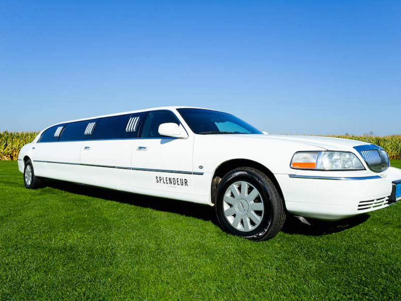 Witte Lincoln 8 persoons limousine van Limonodig.nl