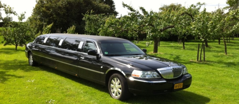 Zwarte classic Lincoln limousine huren Tilburg